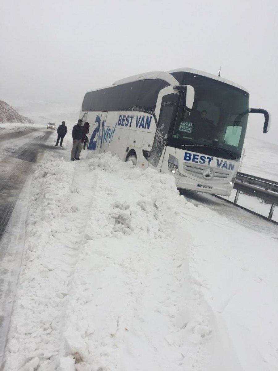 Viranşehir'de 40 kişilik yolcu otobüsü, kara saplandı