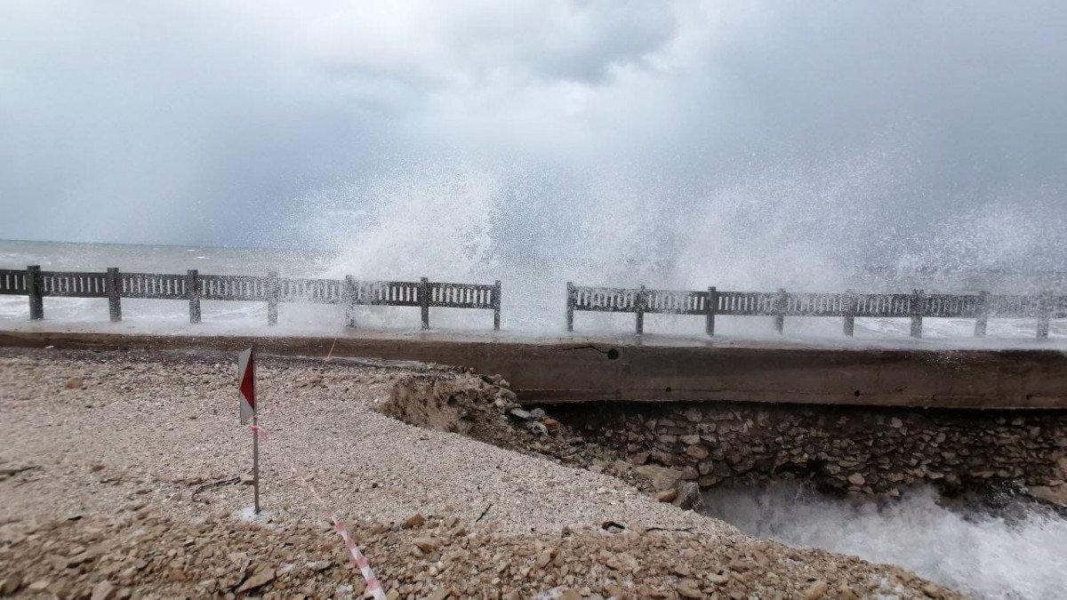Kastamonu’da, sahil yolu çöktü