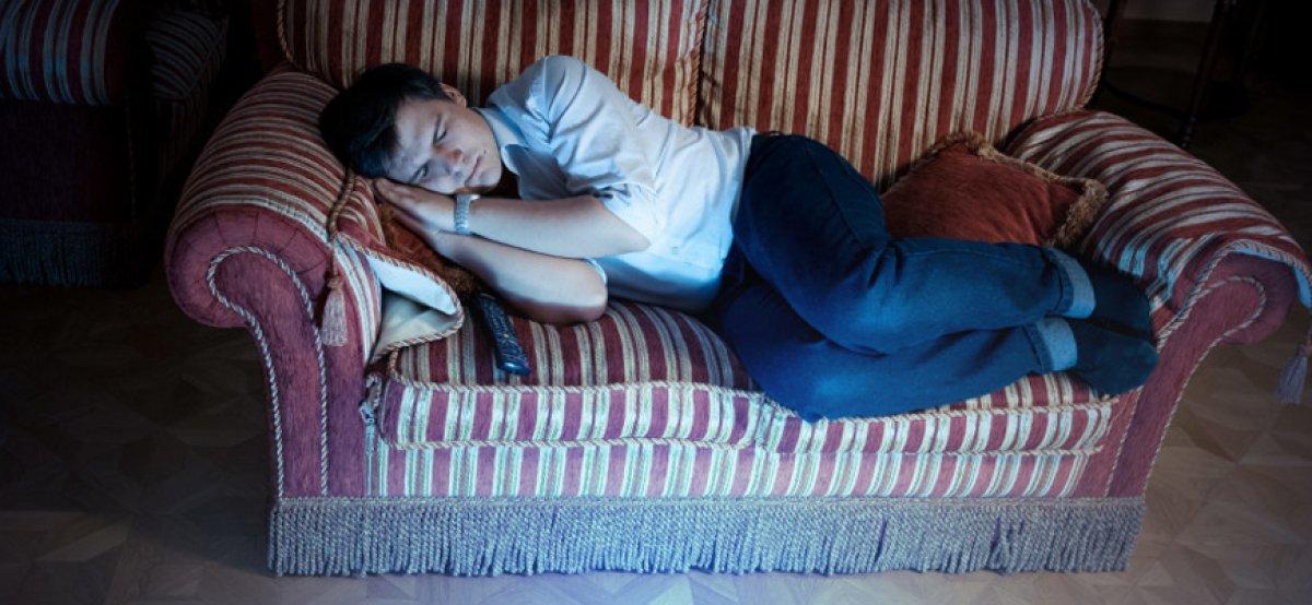 Keyifli ama tehlikeli! Televizyon karşısında uyumanın 5 ciddi zararı