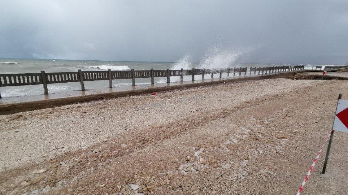 Kastamonu’da, sahil yolu çöktü