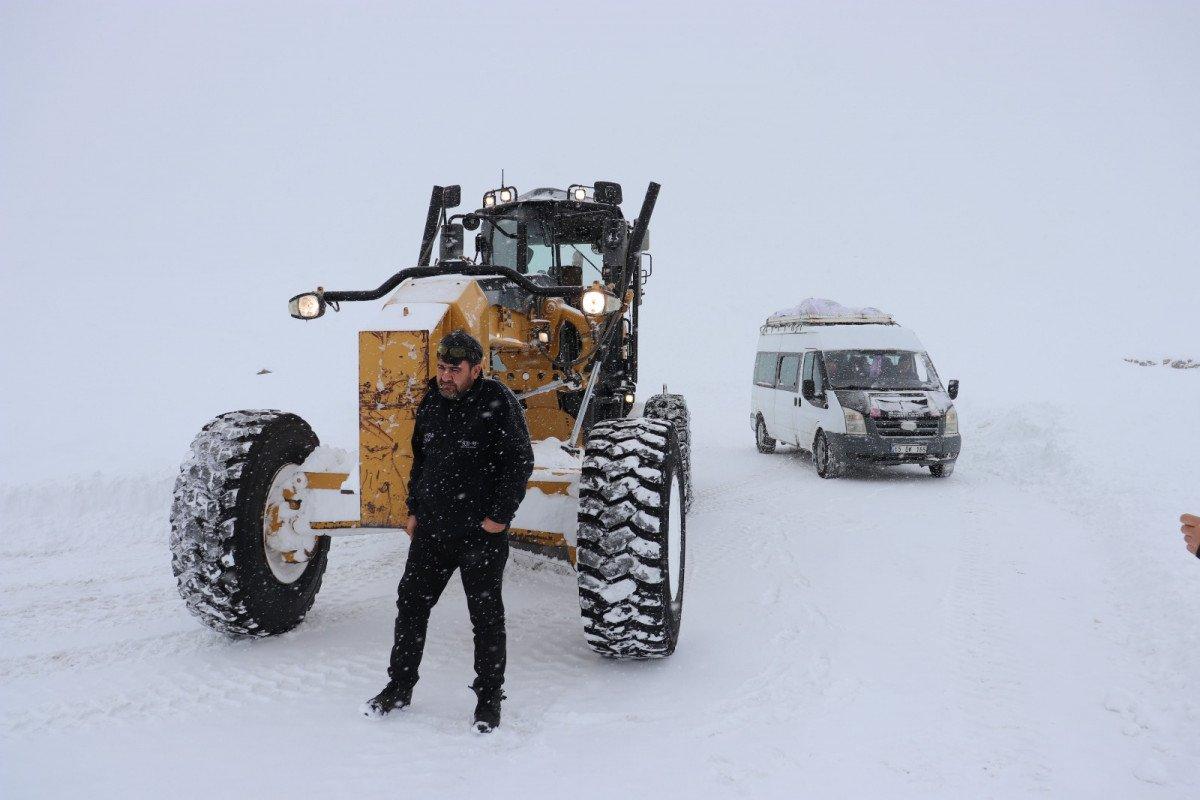 Ağrı'da, karda mahsur kalanların yardımına ekipler yetişti