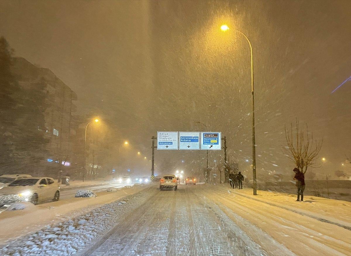 Gaziantep'te yoğun kar yağışı ulaşımı güçleştirdi