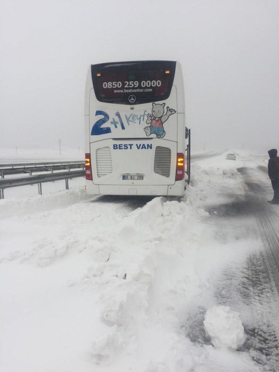 Viranşehir'de 40 kişilik yolcu otobüsü, kara saplandı