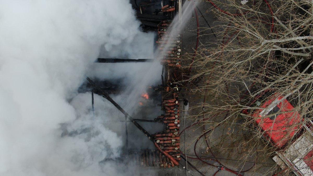 Bursa'da ailesine kızıp evini yaktı