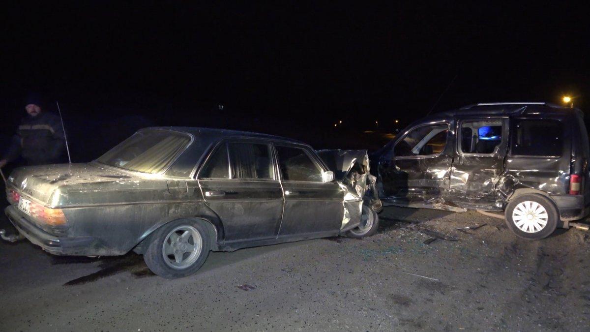 Kırıkkale'de ticari araç ile otomobil çarpıştı: 2 yaralı