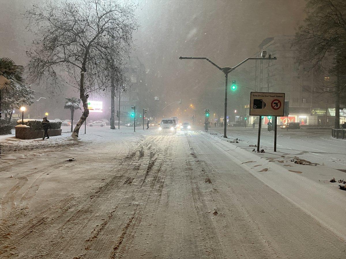 Gaziantep'te yoğun kar yağışı ulaşımı güçleştirdi