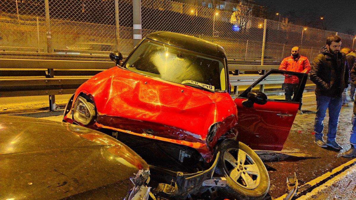 Beyoğlu'nda makas atarak ilerledi, zincirleme kaza oldu