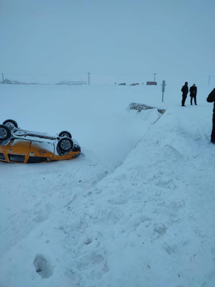Van'da yoldan çıkan taksi takla attı