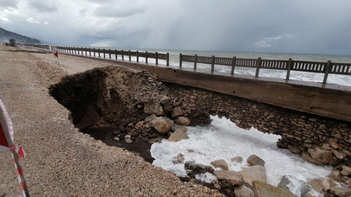 Kastamonu’da, sahil yolu çöktü