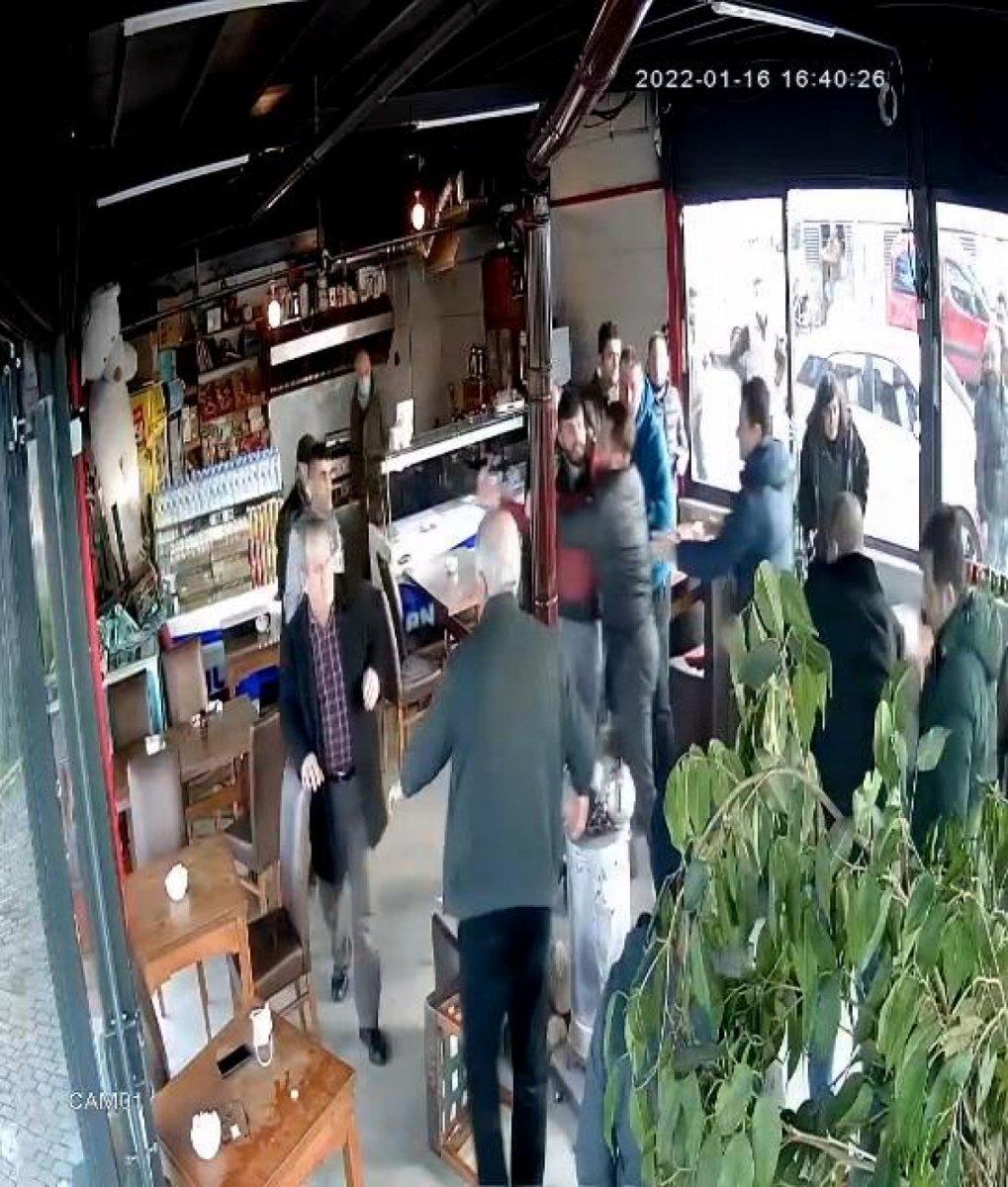 Sancaktepe'de kafe basıp, direksiyon öğretmenini dövdüler