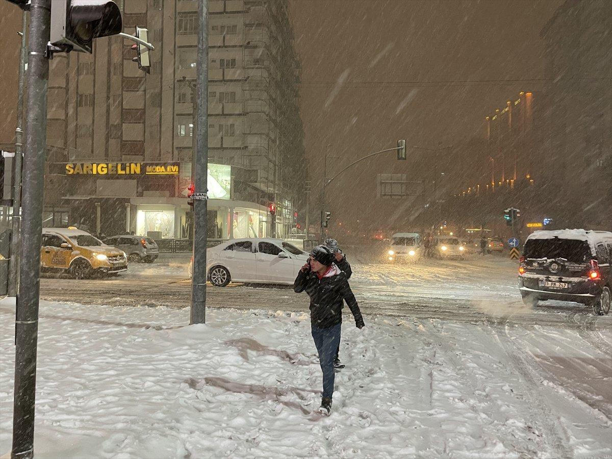 Gaziantep'te yoğun kar yağışı ulaşımı güçleştirdi
