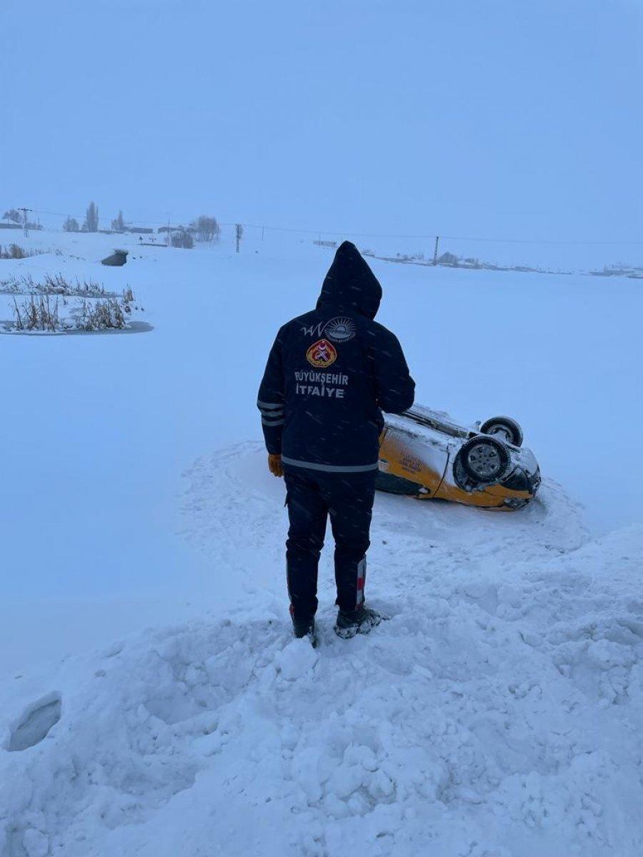 Van'da yoldan çıkan taksi takla attı