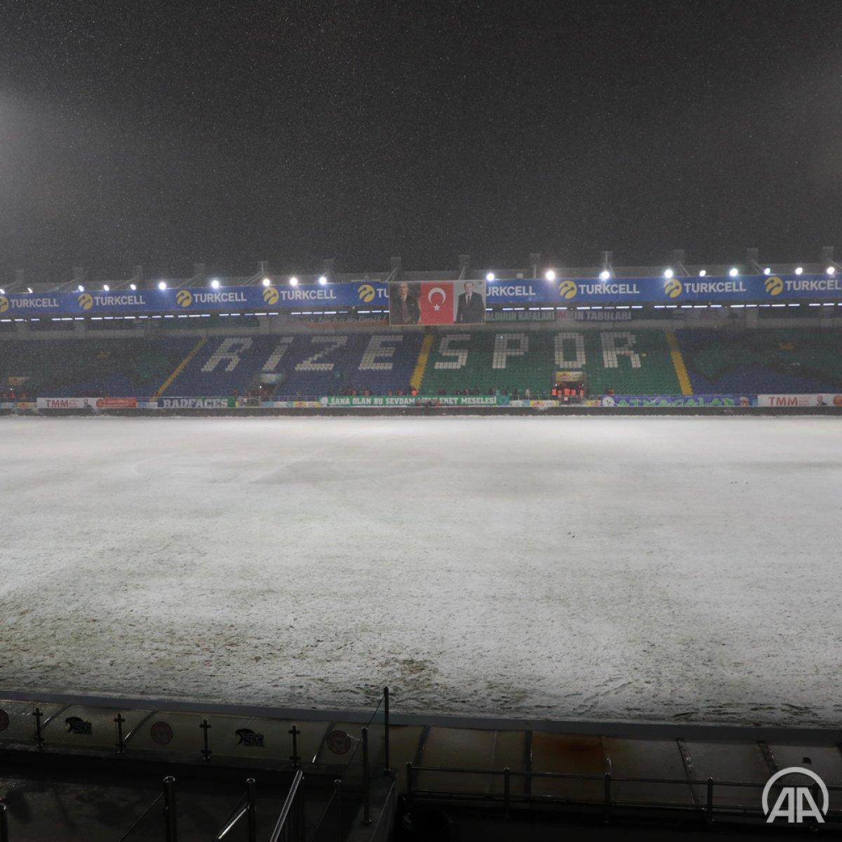 Rizespor - Antalyaspor maçı kar nedeniyle ertelendi