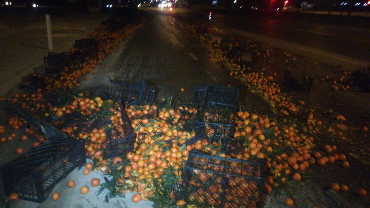 Afyonkarahisar'da tır dorsesi devrildi, mandalinalar yola saçıldı