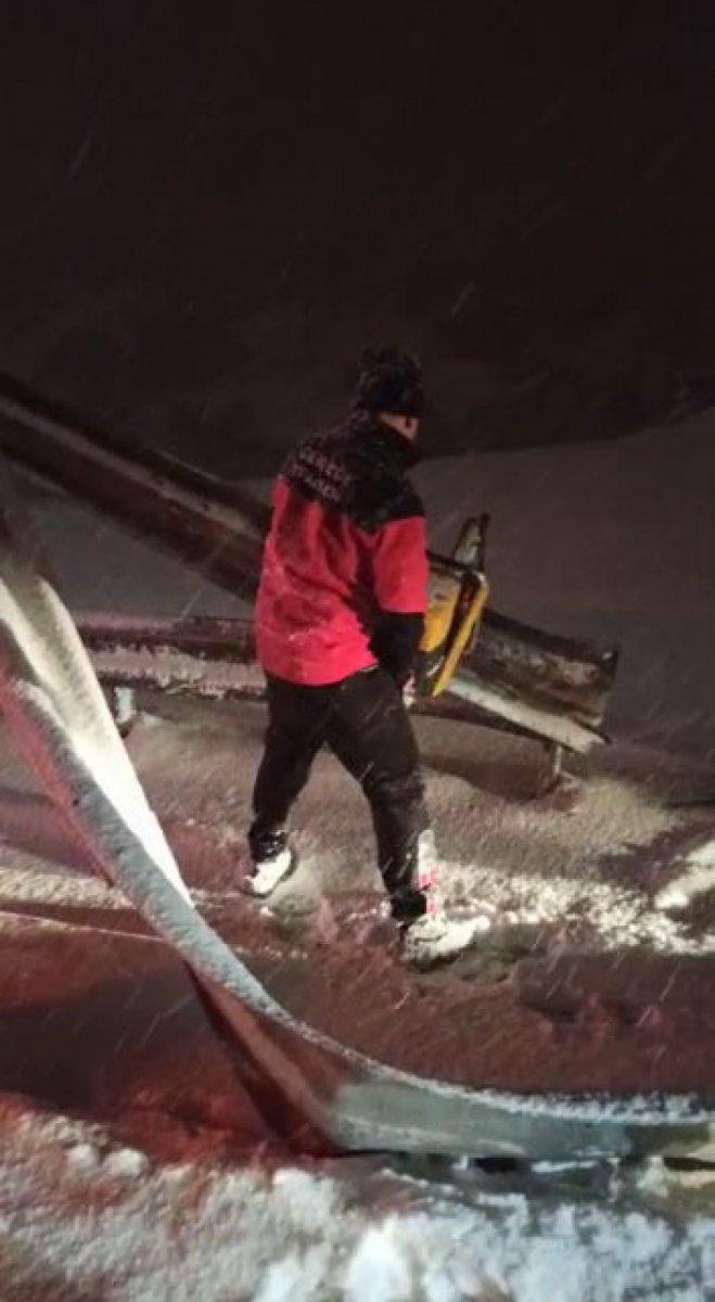 Bolu'da, kaza yapan otobüste mahsur kalan 27 yolcu kurtarıldı