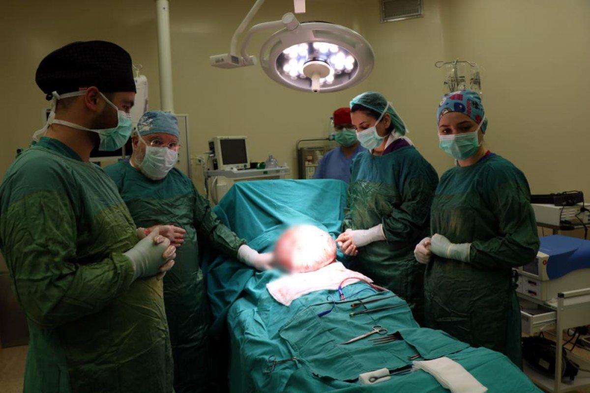 Samsun’da, kadının karnından 10 kilo 470 gram kitle çıkarıldı