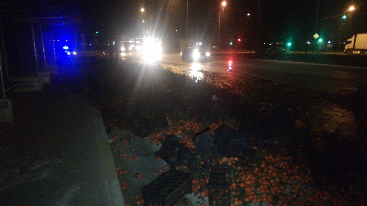 Afyonkarahisar'da tır dorsesi devrildi, mandalinalar yola saçıldı