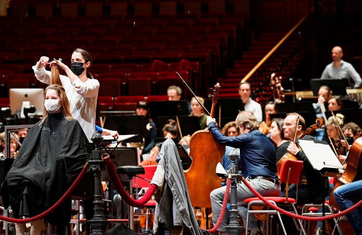 Hollanda'da konser salonlarında kısıtlamalar protesto edildi