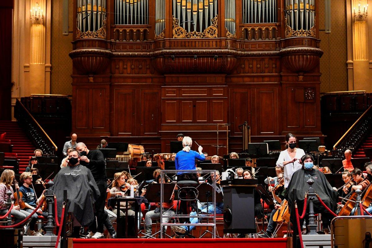 Hollanda'da konser salonlarında kısıtlamalar protesto edildi