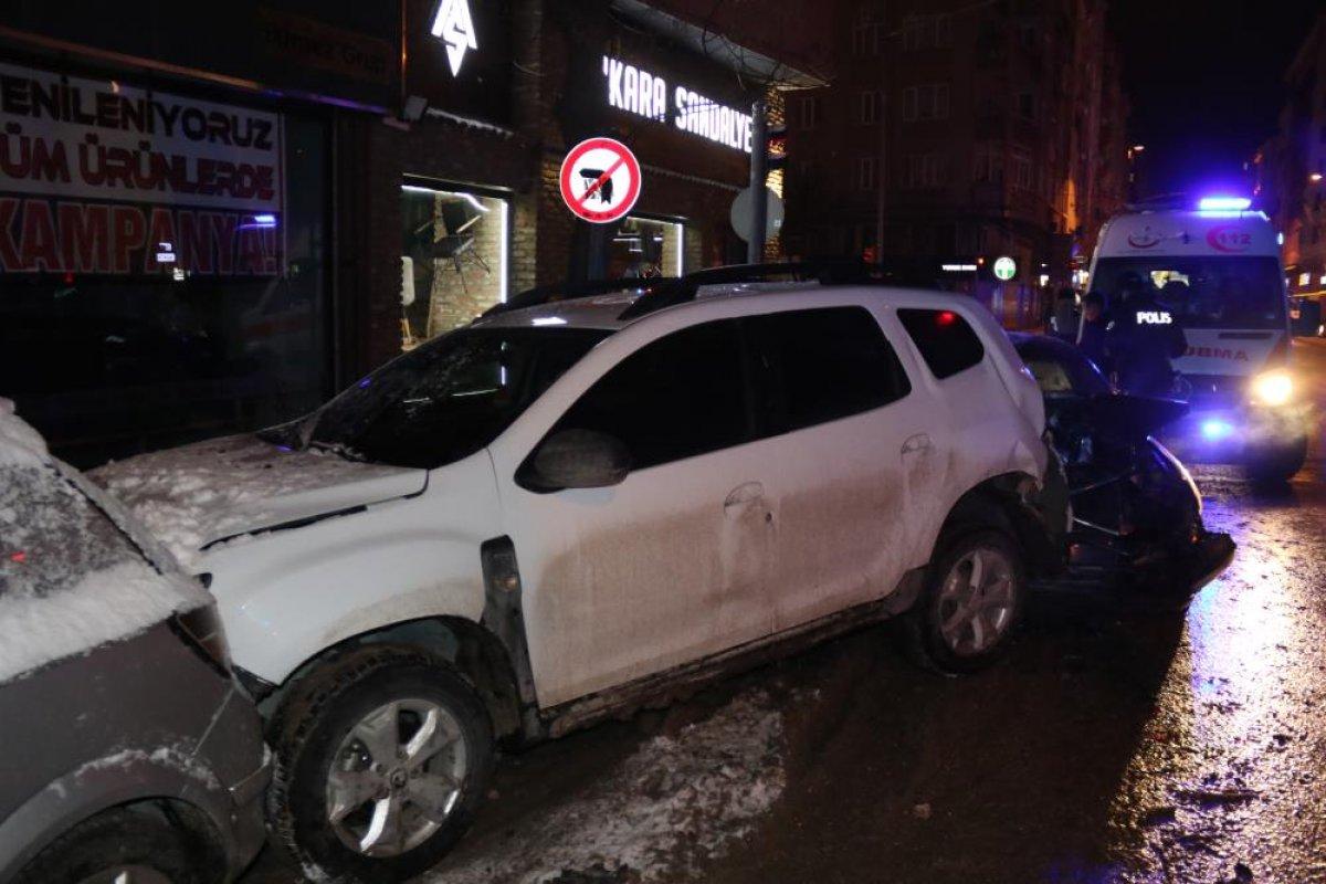 Eskişehir'de alkollü sürücü 5 araca çarparak durabildi