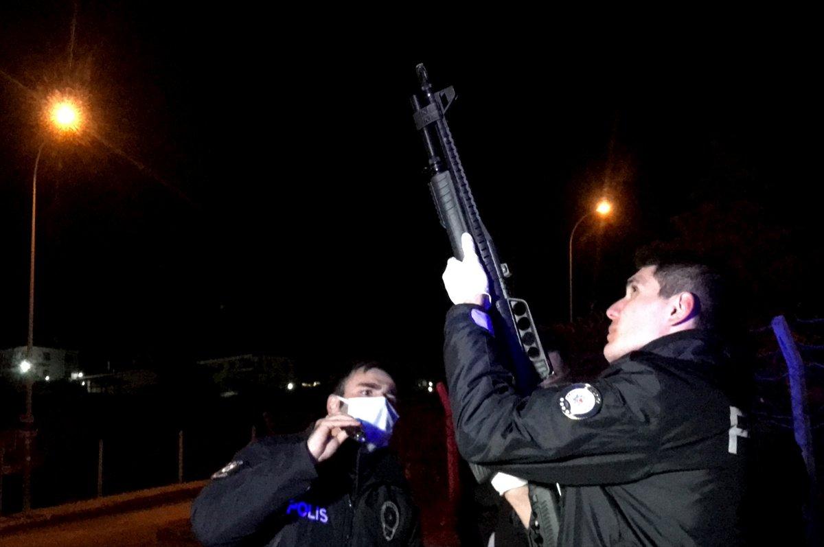 Adana'da eşinin saldırısına uğrayan kadını polis kurtardı