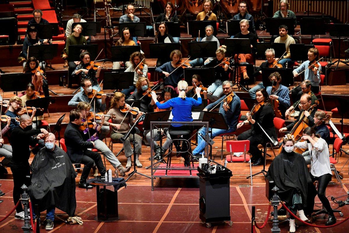 Hollanda'da konser salonlarında kısıtlamalar protesto edildi