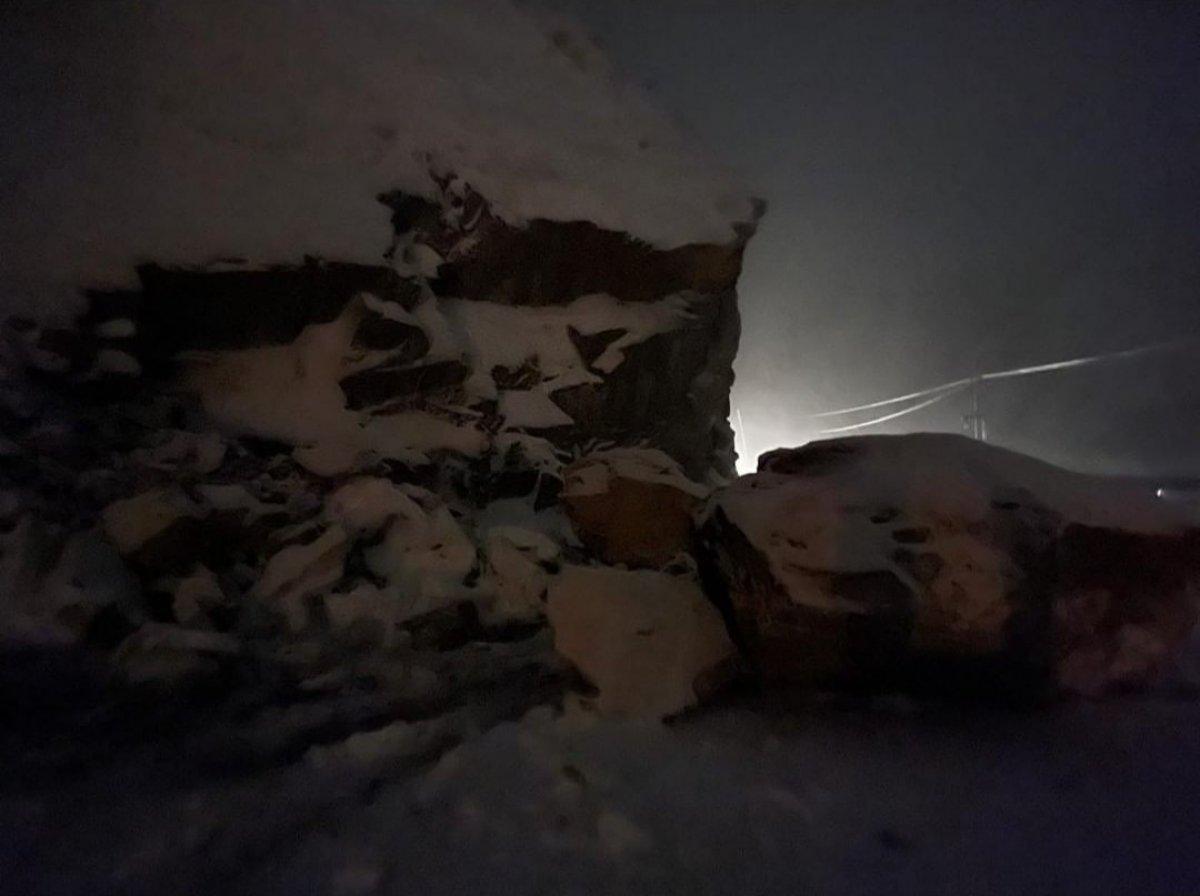 Dev kayalar Şırnak'ta ilçe yolunu ulaşıma kapattı