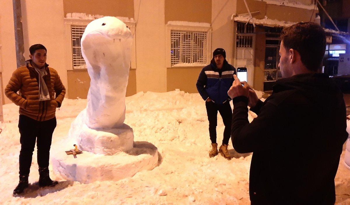 Adıyaman’da kardan kral kobra yaptılar