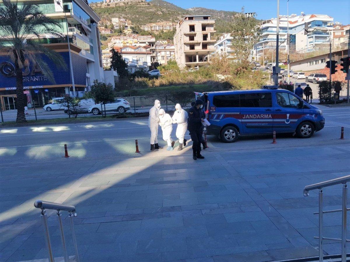 Alanya’da saldırganı tulumla adliyeye götürdüler