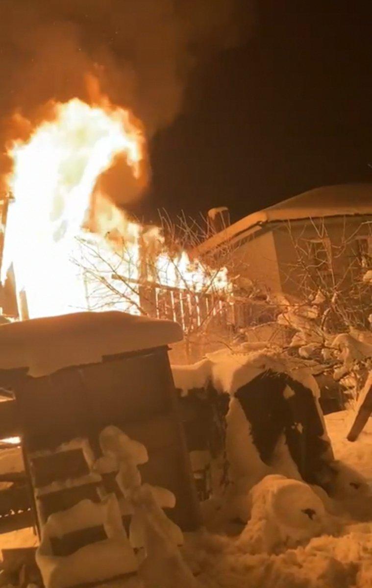 Bursa'da bir vatandaşın evi alev alev yandı