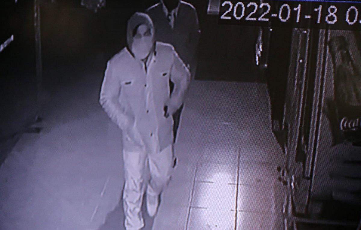 Antalya'da maskeli 2 hırsızın soygun anları