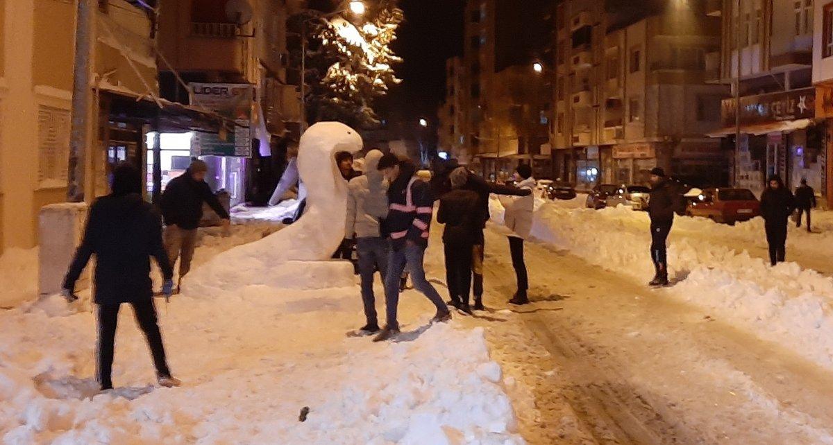 Adıyaman’da kardan kral kobra yaptılar