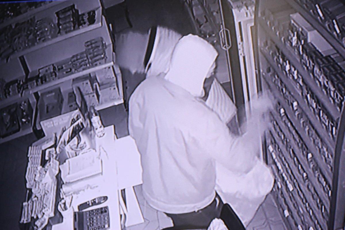 Antalya'da maskeli 2 hırsızın soygun anları