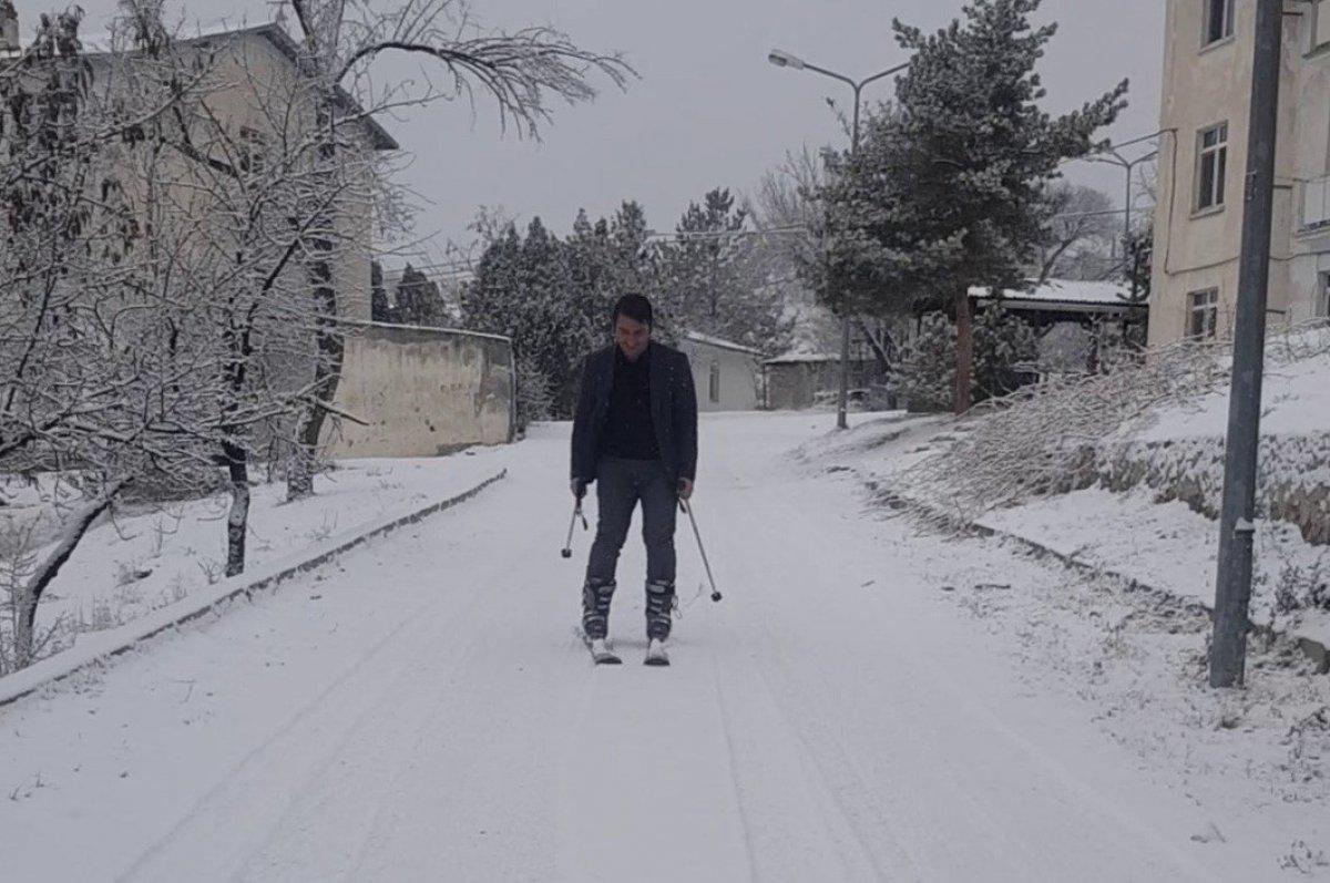 Erzurum'daki öğretmen okula kayarak gidiyor