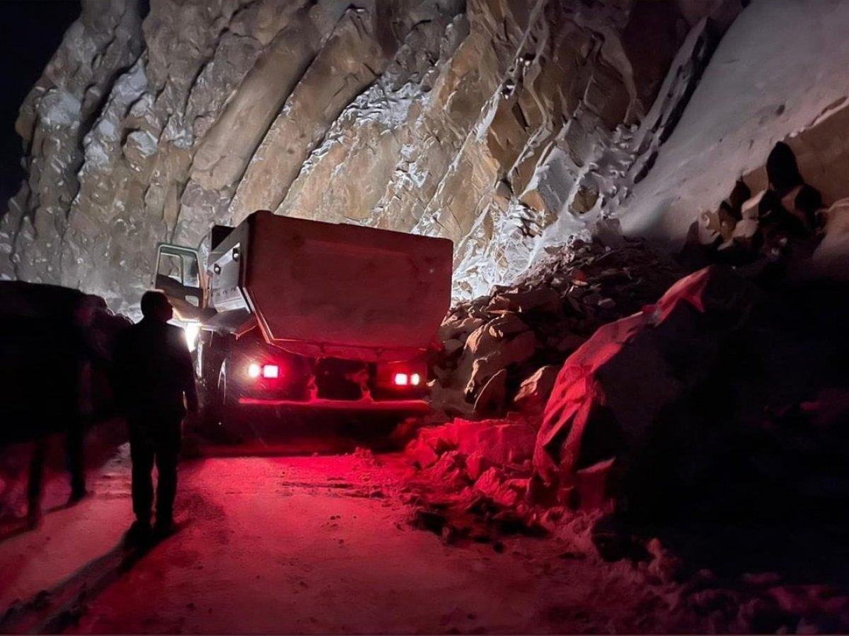 Dev kayalar Şırnak'ta ilçe yolunu ulaşıma kapattı