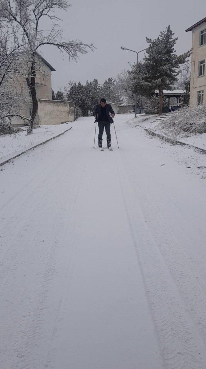 Erzurum'daki öğretmen okula kayarak gidiyor