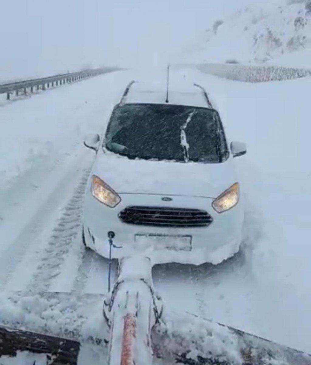 Diyarbakır’da yolda kalan polisleri vatandaş kurtardı