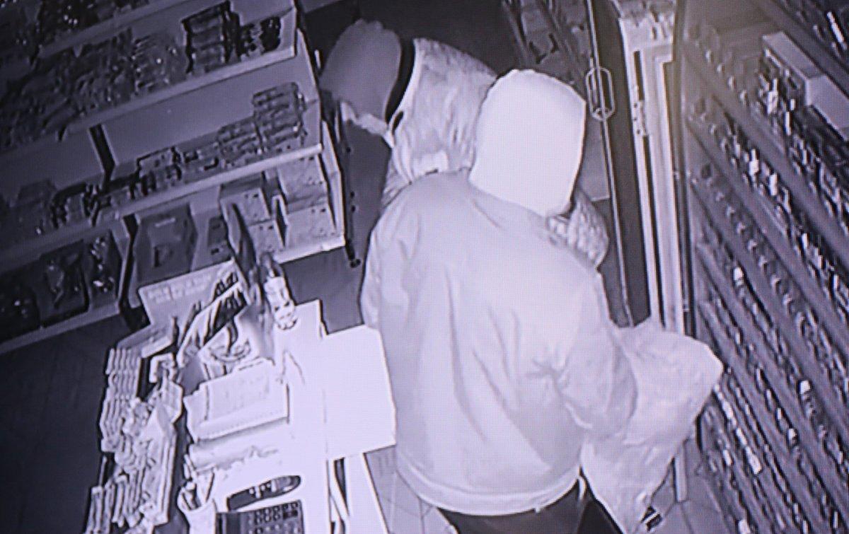 Antalya'da maskeli 2 hırsızın soygun anları