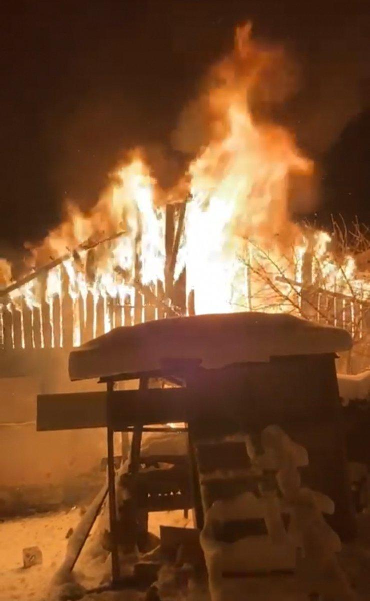 Bursa'da bir vatandaşın evi alev alev yandı