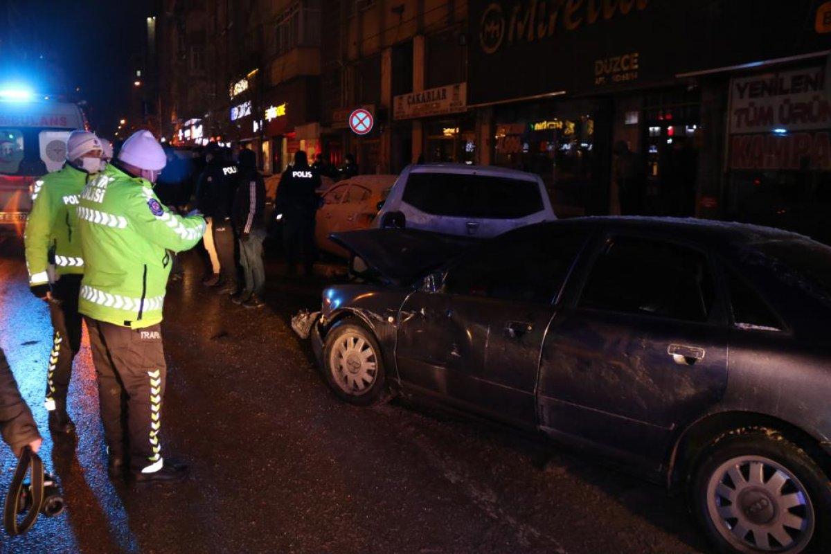 Eskişehir'de alkollü sürücü 5 araca çarparak durabildi