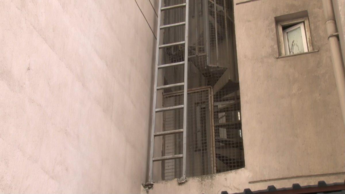 Ataşehir'de hamile kadın yangından kurtarıldı