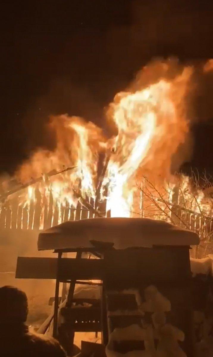 Bursa'da bir vatandaşın evi alev alev yandı