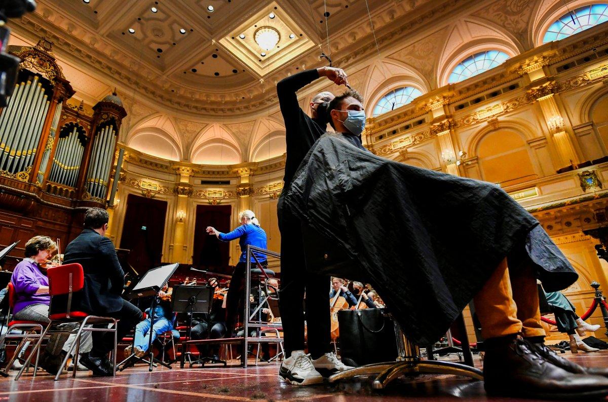 Hollanda'da konser salonlarında kısıtlamalar protesto edildi