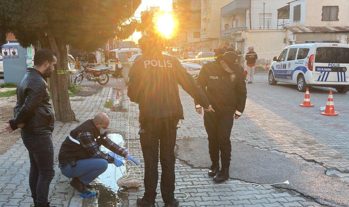 Mersin'de kafasına taş düşen kadın hayatını kaybetti