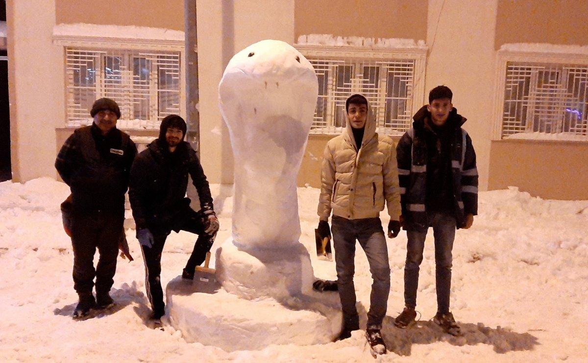 Adıyaman’da kardan kral kobra yaptılar