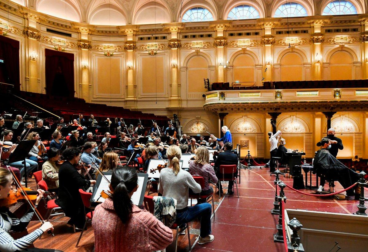 Hollanda'da konser salonlarında kısıtlamalar protesto edildi