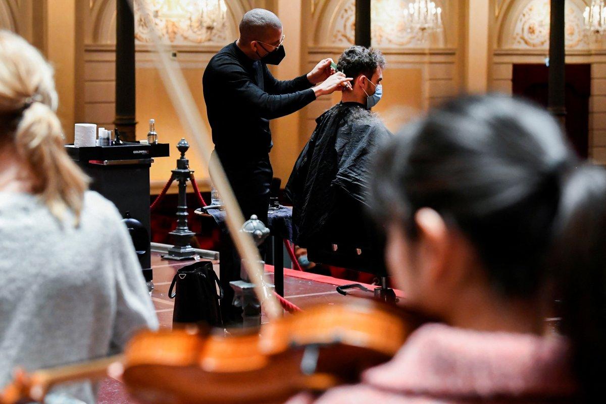 Hollanda'da konser salonlarında kısıtlamalar protesto edildi