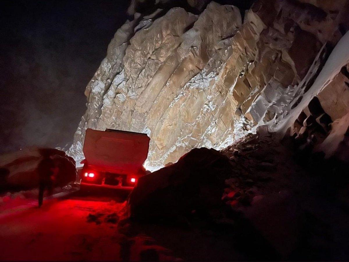 Dev kayalar Şırnak'ta ilçe yolunu ulaşıma kapattı
