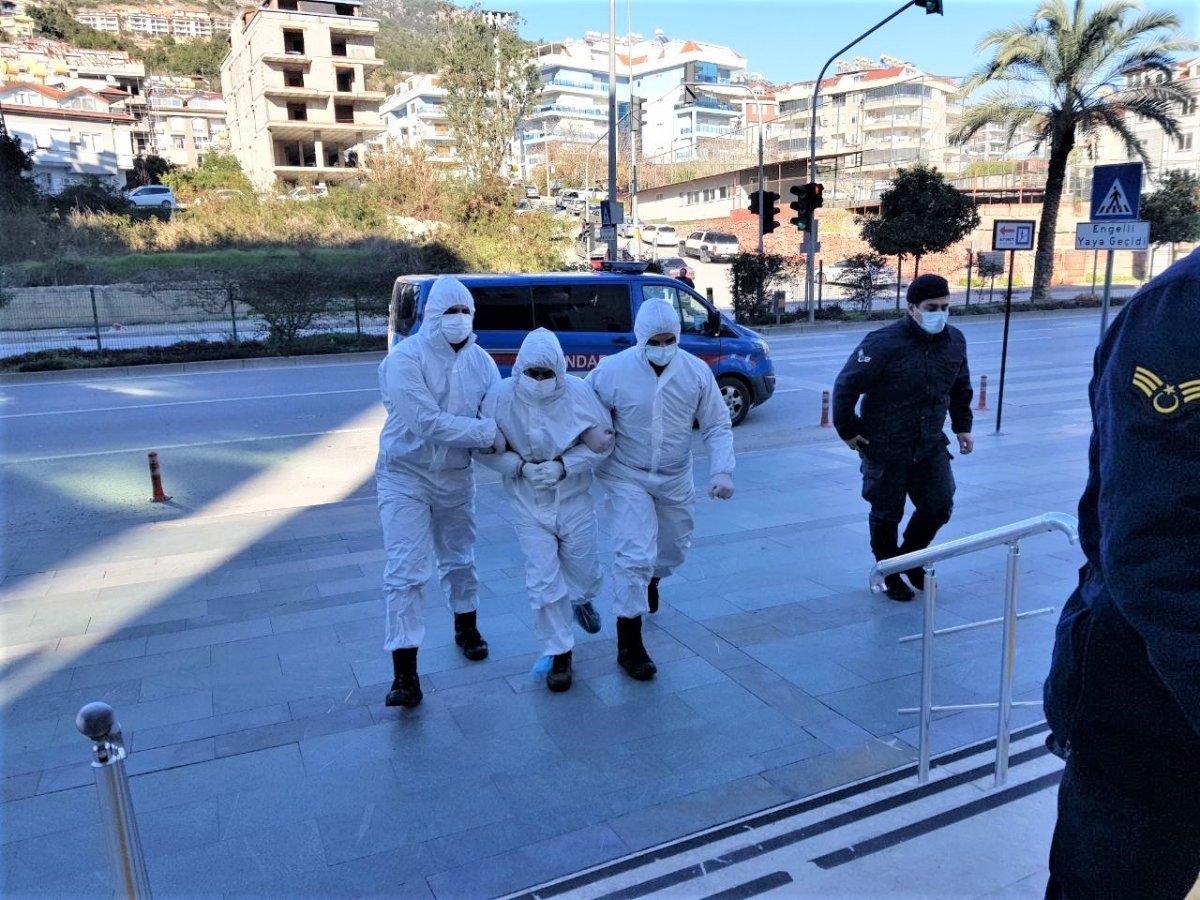 Alanya’da saldırganı tulumla adliyeye götürdüler