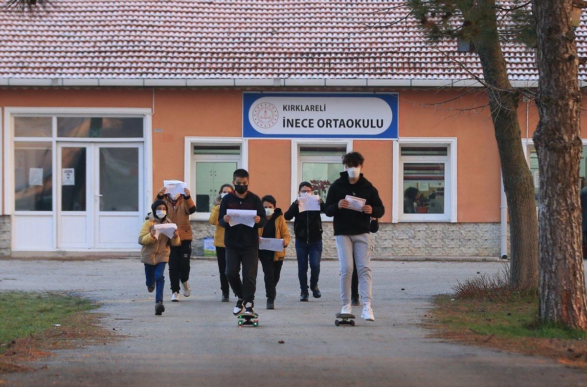 Öğrencilerin karne günü: Yarıyıl tatili başladı